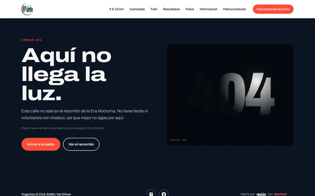 Página de error de la Era Nocturna: un 404 a oscuras que se ilumina con una linterna frontal